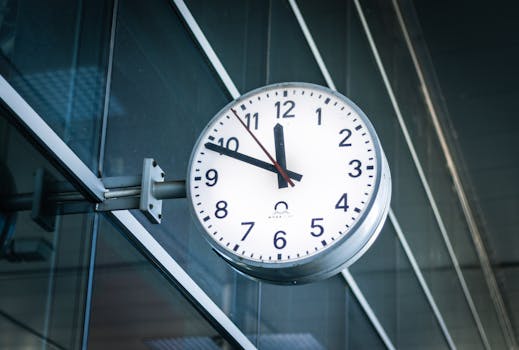 Illustration related to The SEC 4-business-day disclosure clock